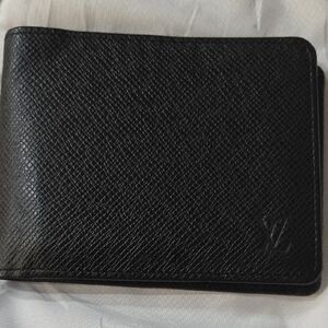 Louis Vuitton Porte-Feuille Multiple Taiga Bifold Leather Wallet